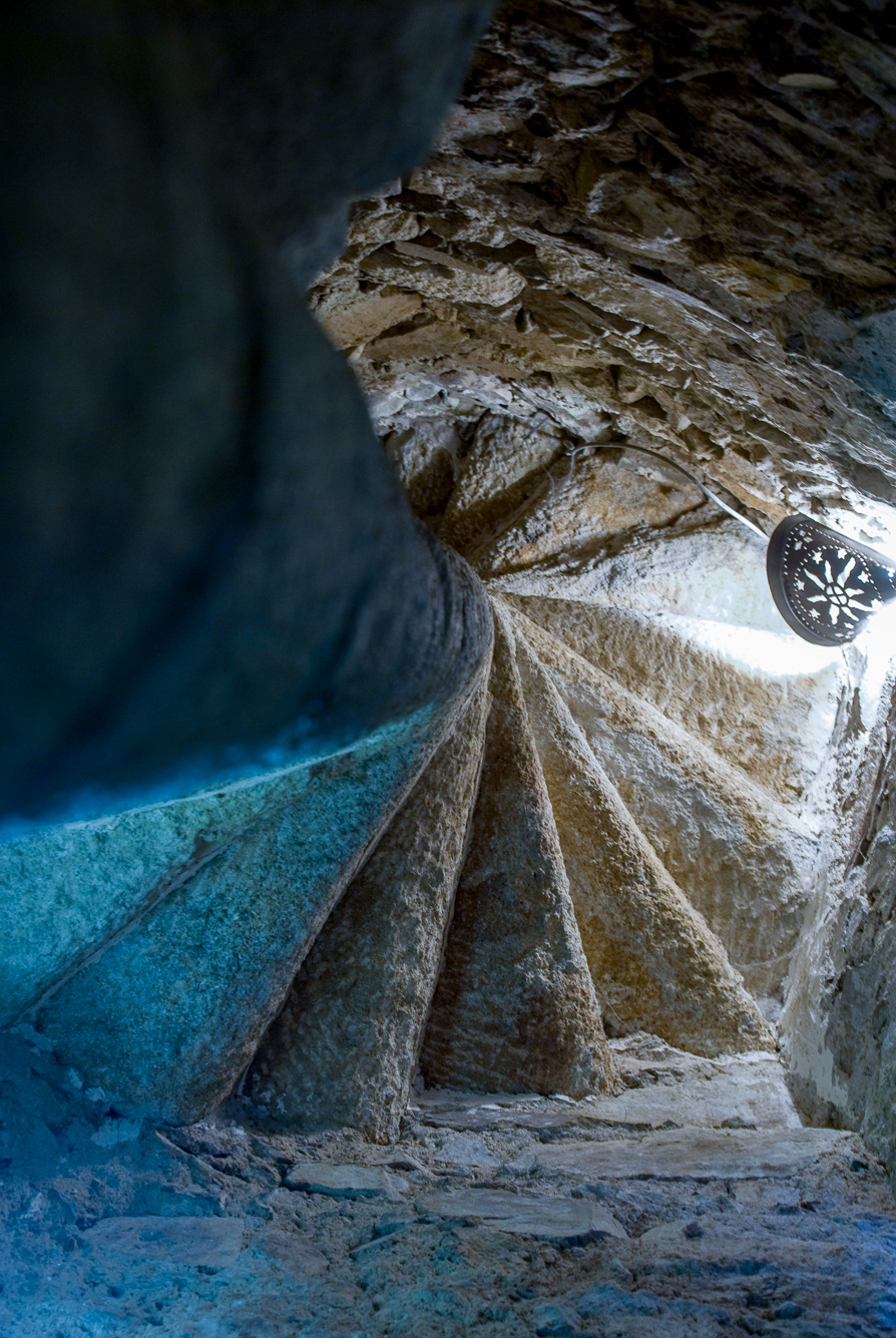 Château de Peyras. Escalier à vis de la tour, construit dans l'épaisseur des murs.
