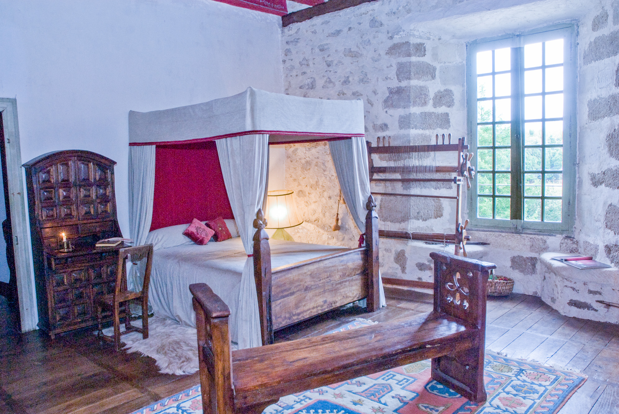 Château de Peyras. Chambre du XVème siècle - Lit à baldaquin et meubles du XVème siècle.