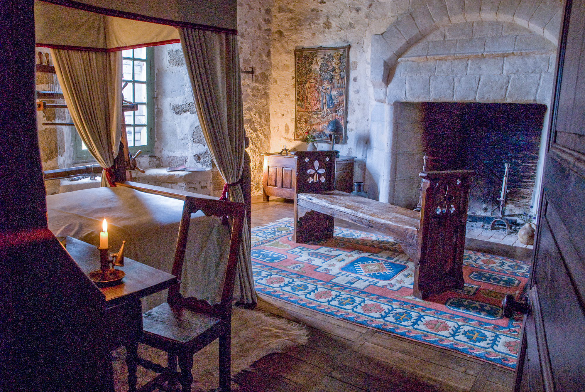 Château de Peyras. Chambre du XVème siècle - Lit à baldaquin et meubles du XVème siècle.