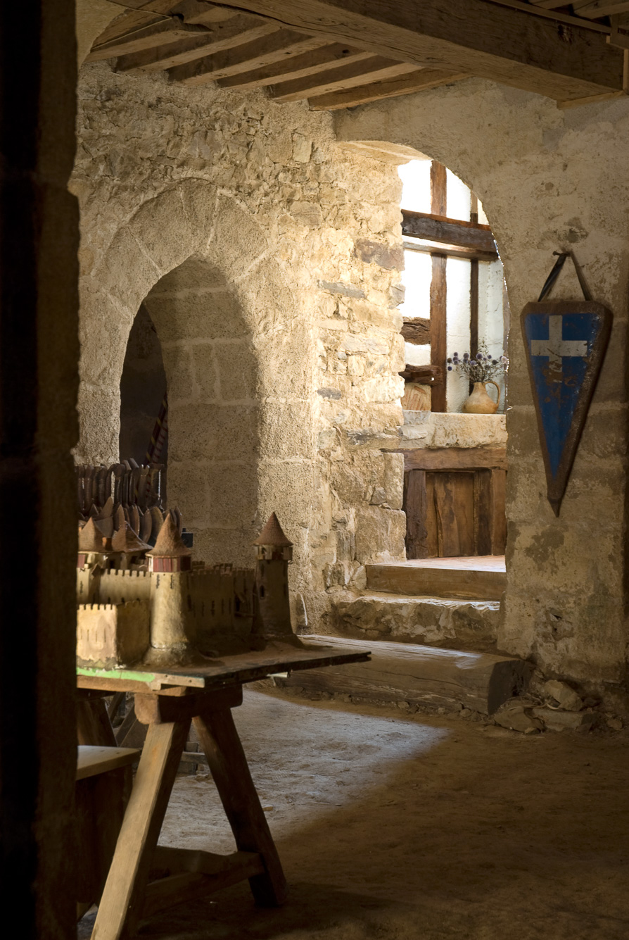 Château de Peyras. Salle des gardes. Stock d'armes découvertes.