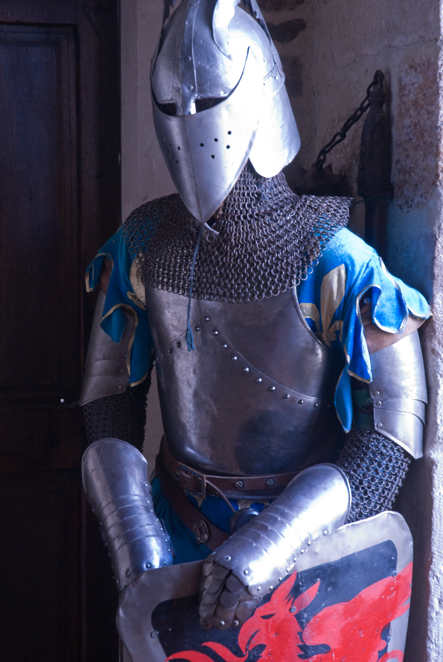 Château de Peyras. Armure entièrement fabriquée par Guy Boin.