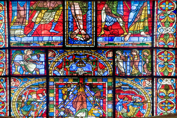 FRANCE POITOU CHARENTE 86000 POITIERS CATHEDRALE SAINT-PIERRE VITRAIL AU CHEVET DANS L'AXE DU CHŒUR CRUCIFIXION DE LA FIN DU 12e SIECLE CHRIST EN CROIX ENTOURE DE LA VIERGE ET DE SAINT-JEAN