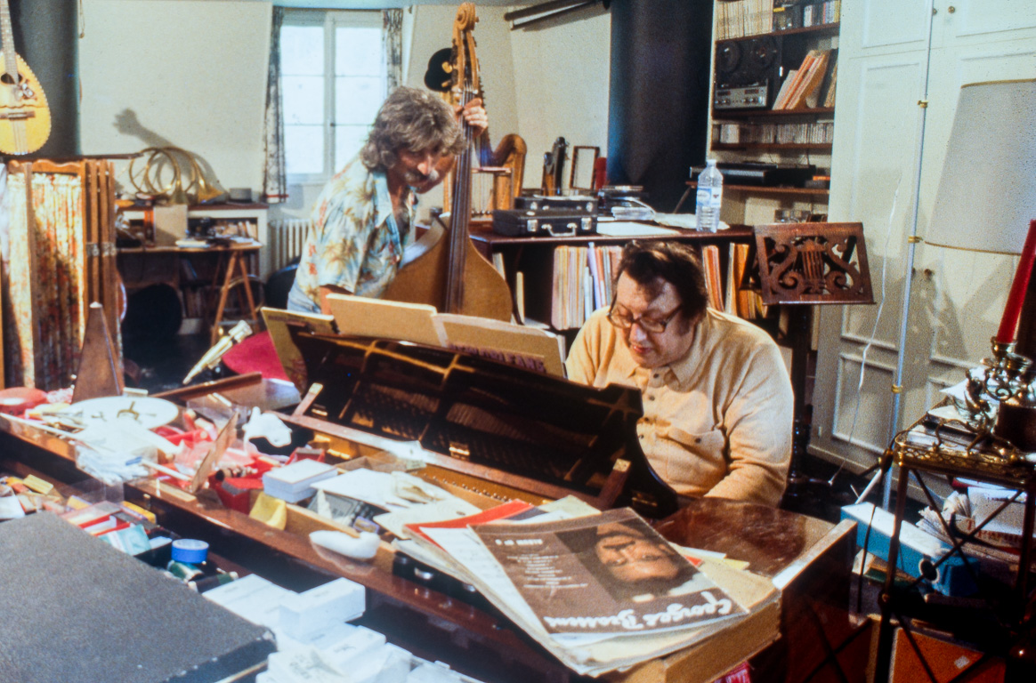 Mon ami Eric Gauchet m'a photographié en plein "bœuf"  Brassens. Raymond au piano et votre serviteur à la contrebasse.