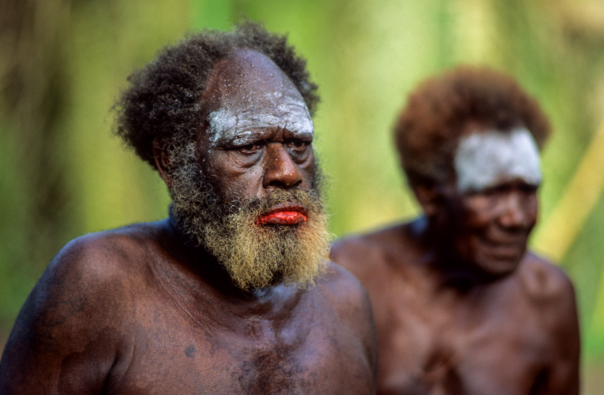 Nouvelle Guinée Papouasie. Rabaul, tribu des Tolaï. Le Big-man a les lèvres en sang car il mache du bétel additionné de chaux vive.