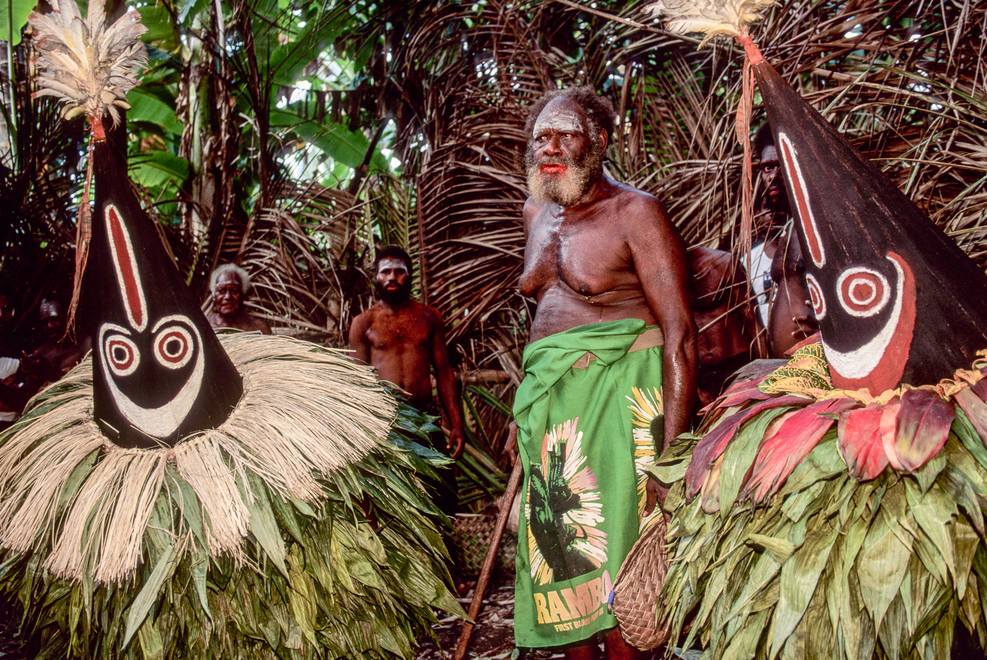 Nouvelle Guinée Papouasie. Rabaul, tribu des Tolaï. Les duk-duks agressrent les initiés sont dans labyrinthe "The secret" sous le regard du Big-Man.