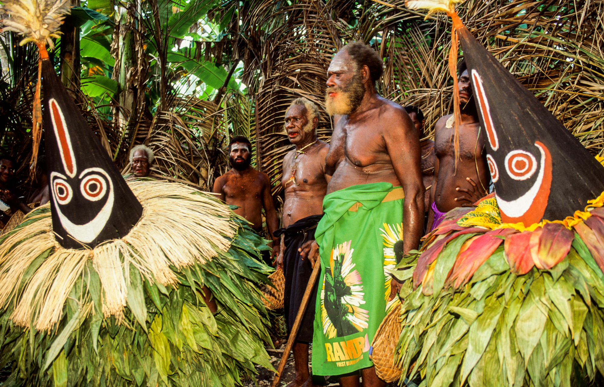 Nouvelle Guinée Papouasie. Rabaul, tribu des Tolaï. Les duk-duks agressent les initiés sont dans labyrinthe "The secret" sous le regard du Big-Man.