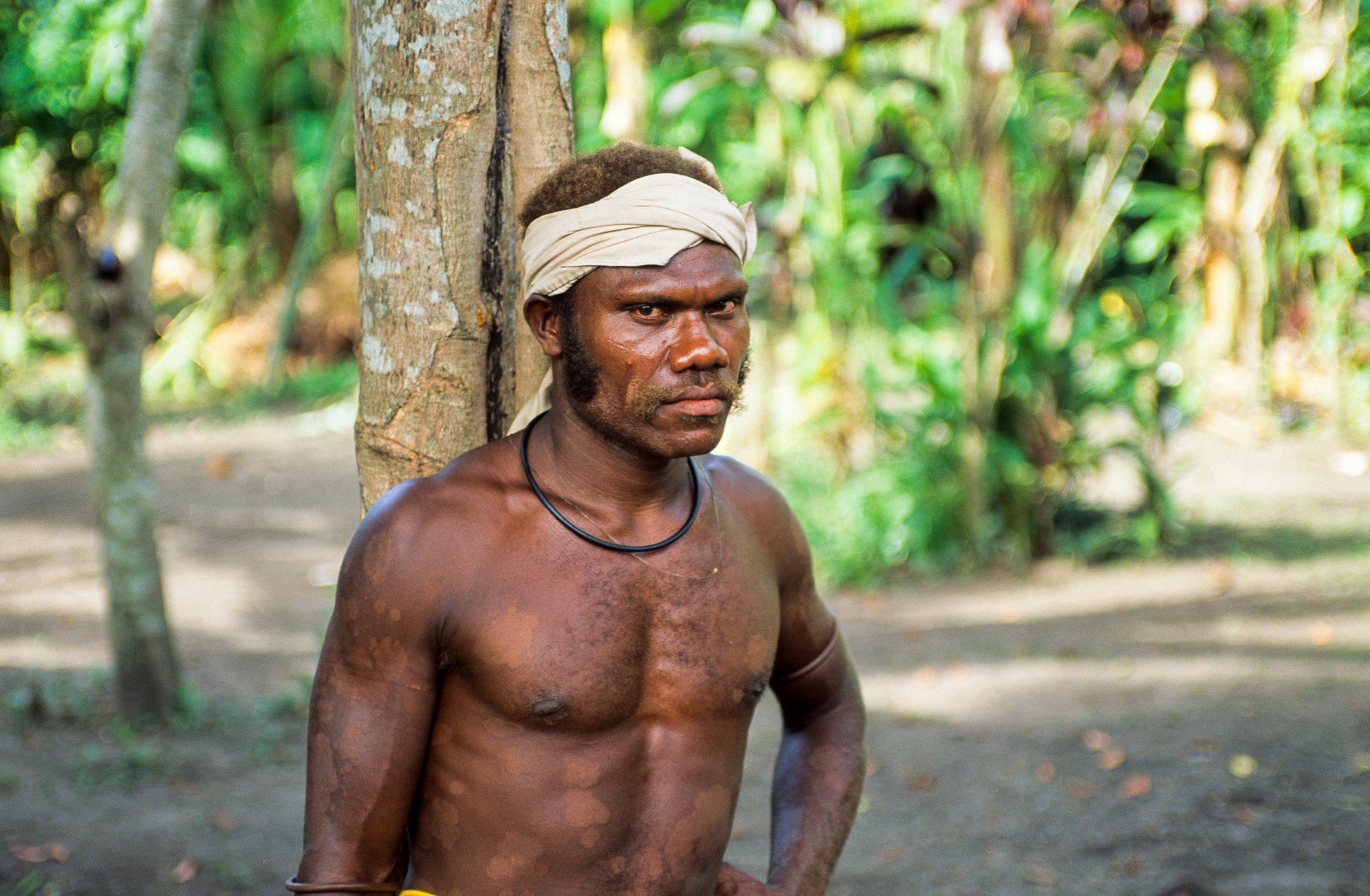 Nouvelle Guinée Papouasie. Rabaul, tribu des Tolaï. Les initiés se rendent au rituel.