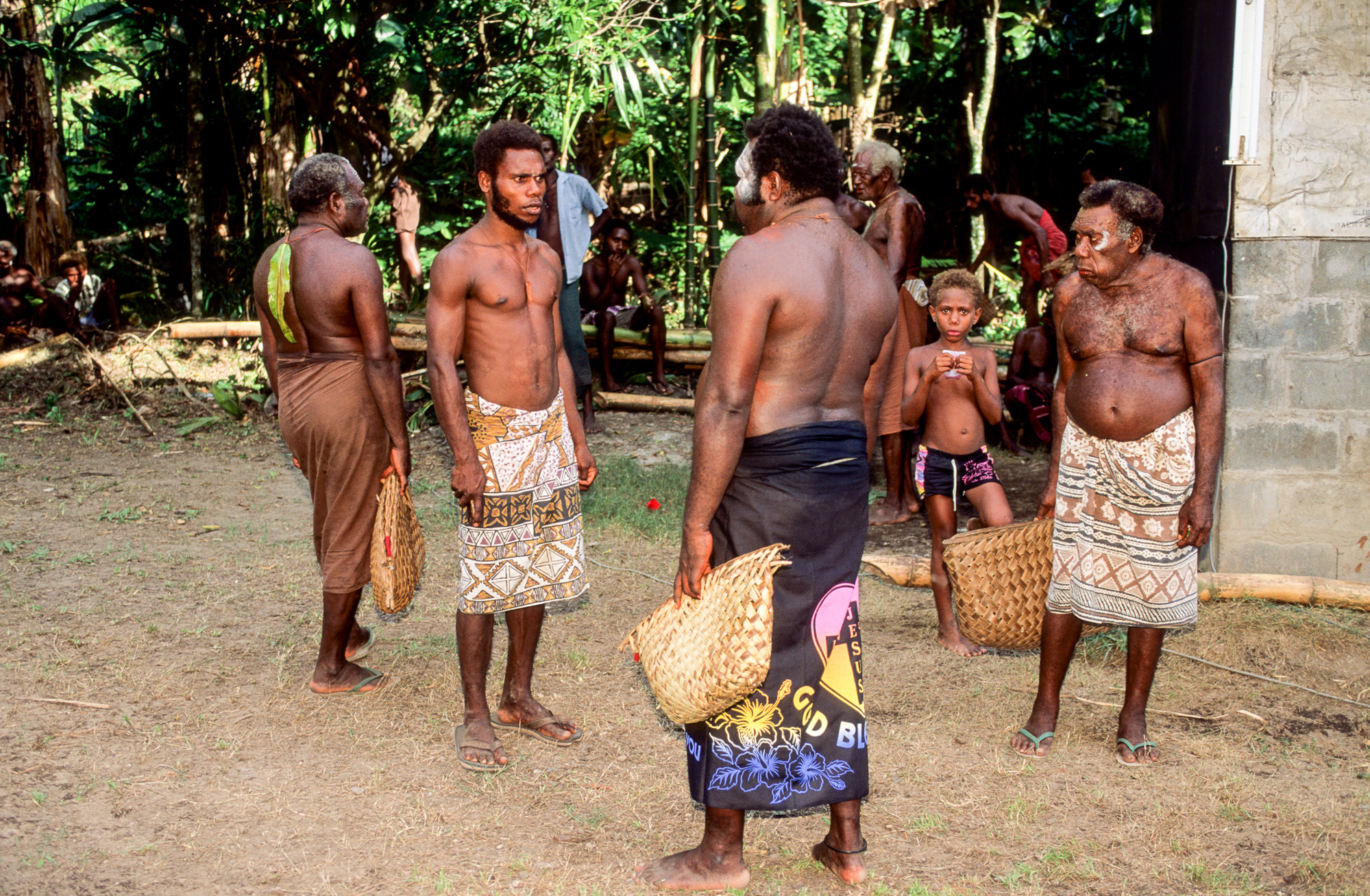 Nouvelle Guinée Papouasie. Rabaul, tribu des Tolaï. Les initiés se rendent au rituel.