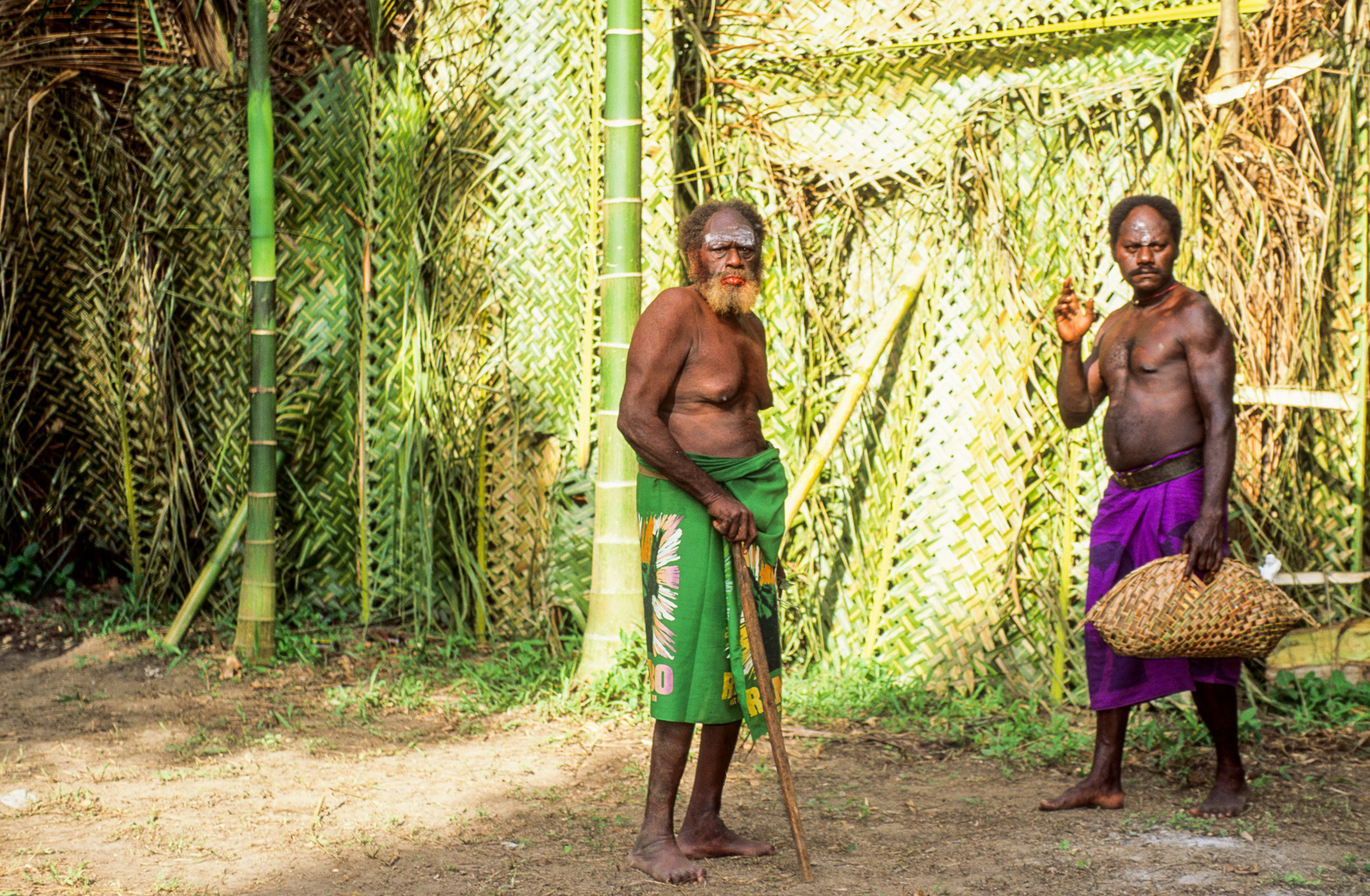 Nouvelle Guinée Papouasie. Rabaul, tribu des Tolaï. Les initiés se rendent au rituel.