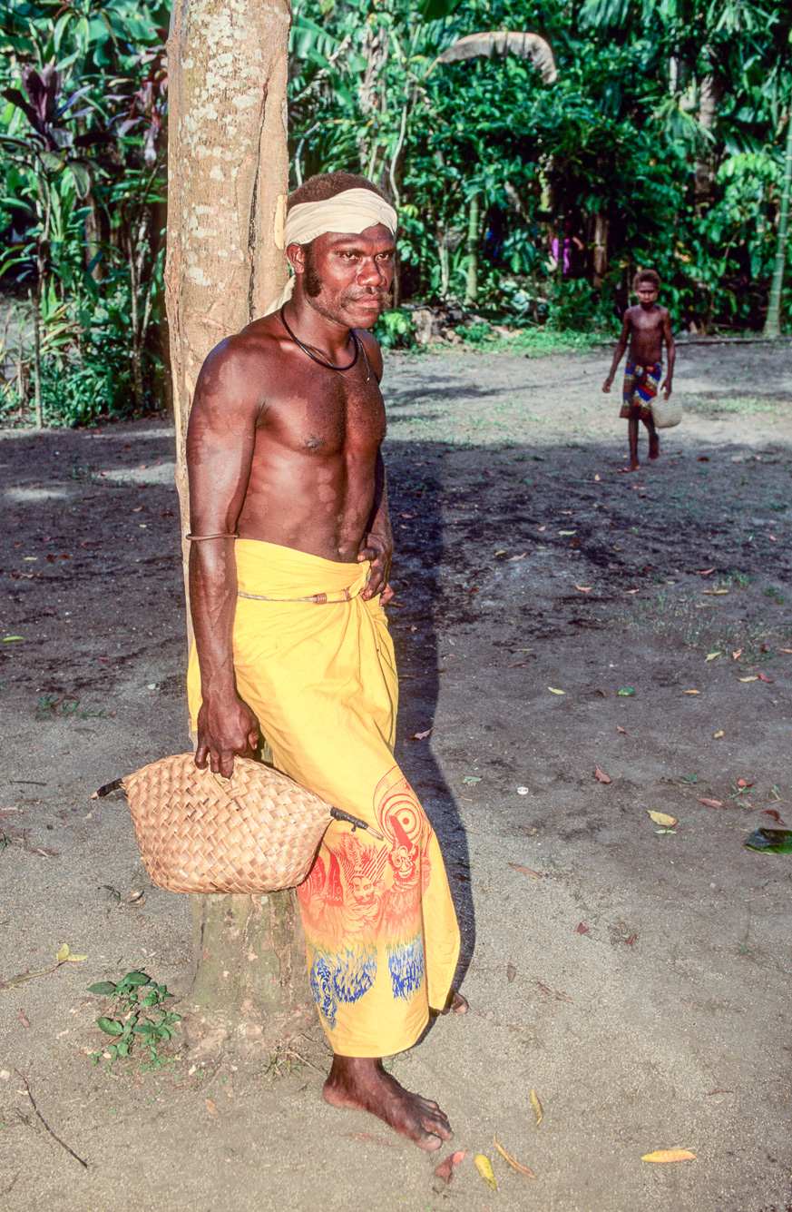 Nouvelle Guinée Papouasie. Rabaul, tribu des Tolaï. Les initiés se rendent au rituel.