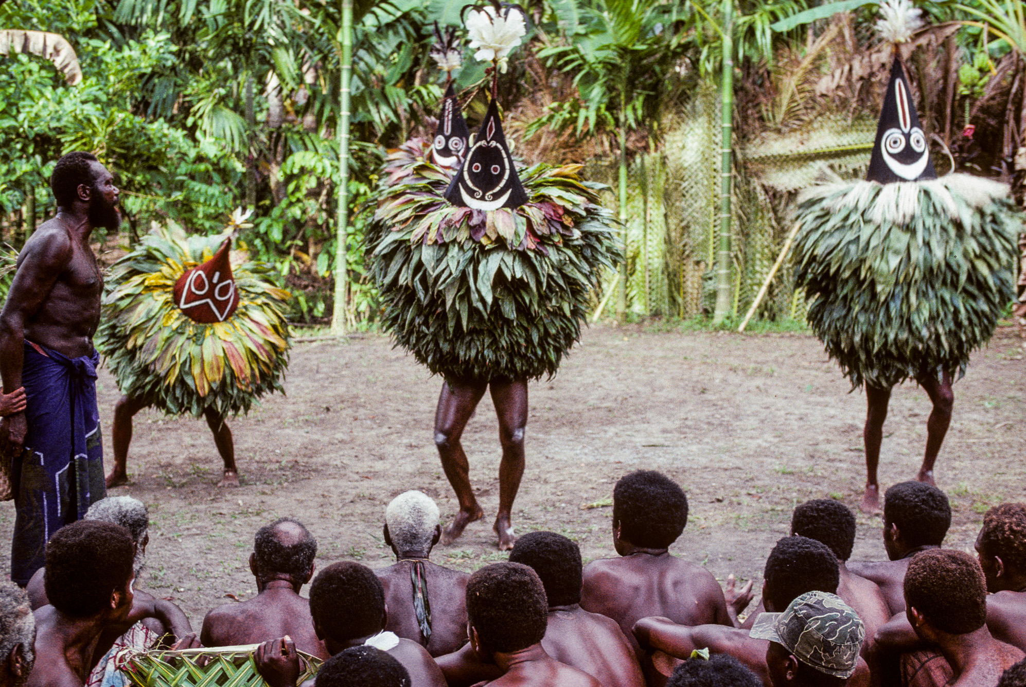Nouvelle Guinée Papouasie. Rabaul, tribu des Tolaï.  Les duk-duks entament des danses rituelles.