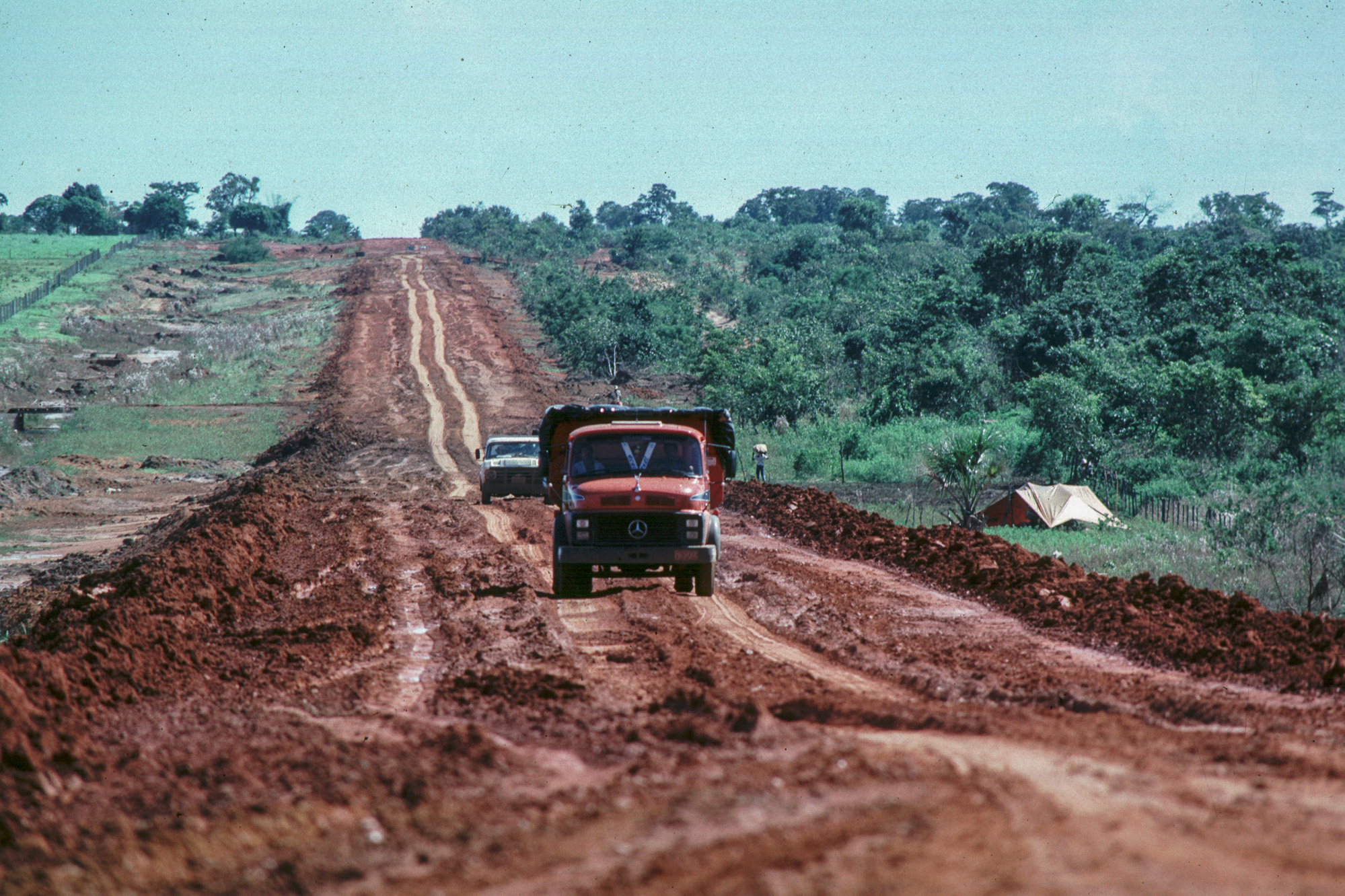 Agua Boa. La piste en latérite de 450km,  qui amène de Goias à Agua-Boa est impraticable lors des averses diluviennes qui s'abattent fréquemment en saison des pluies.