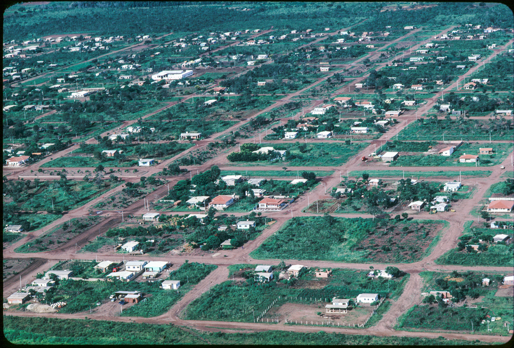 Agua Boa. Christian Cambrais, un agriculteur français installé au Brésil. La bourgade aligne ses rues immensément larges, quadrillant le paysage à la manière des villes américaines.