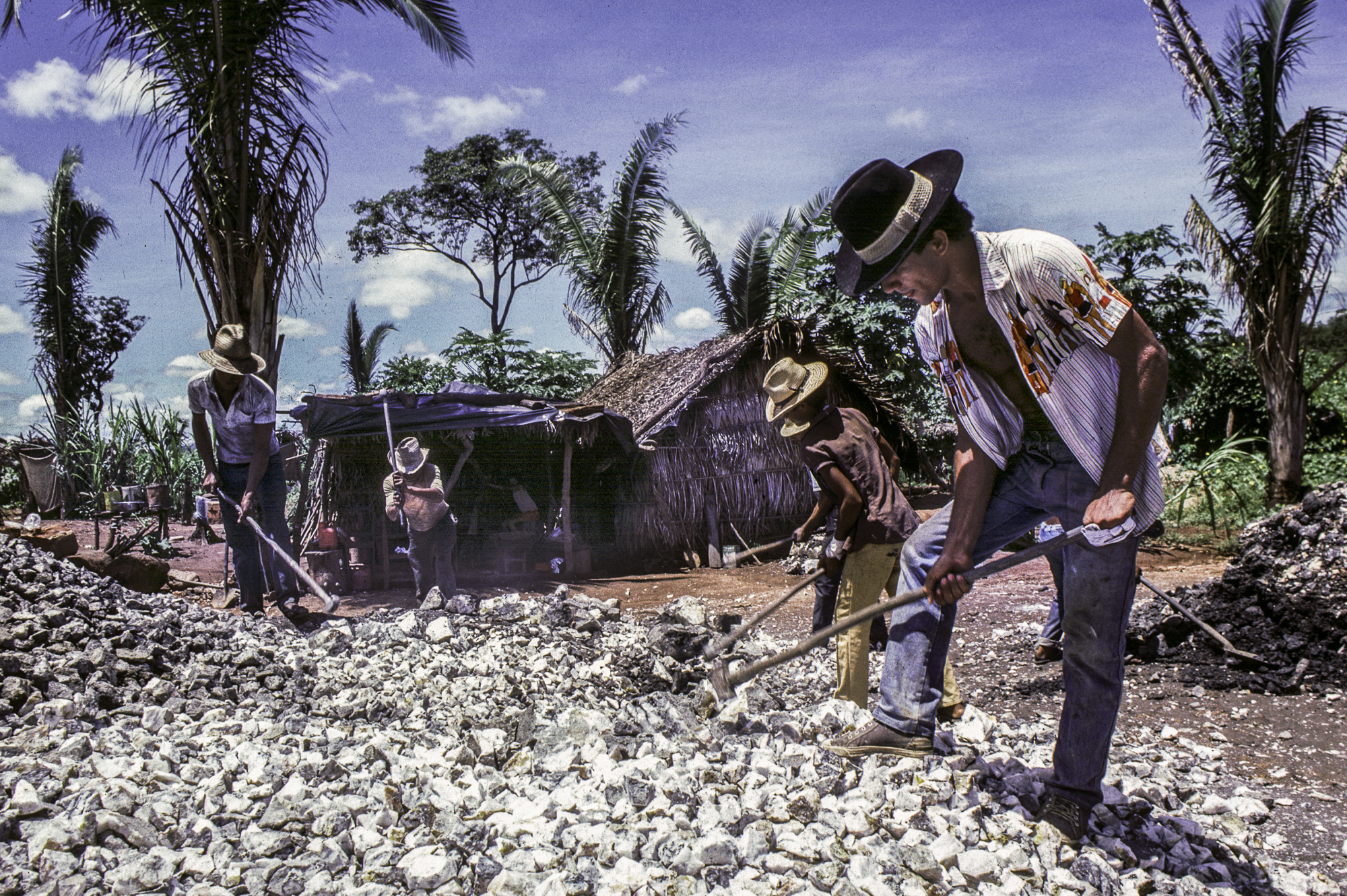 Agua Boa. Christian Cambrais, un agriculteur français installé au Brésil. Visite d'une mine d'or à ciel ouvert. Les cailloux sont concassés et filtrés pour récupérer les infimes particules d'or.