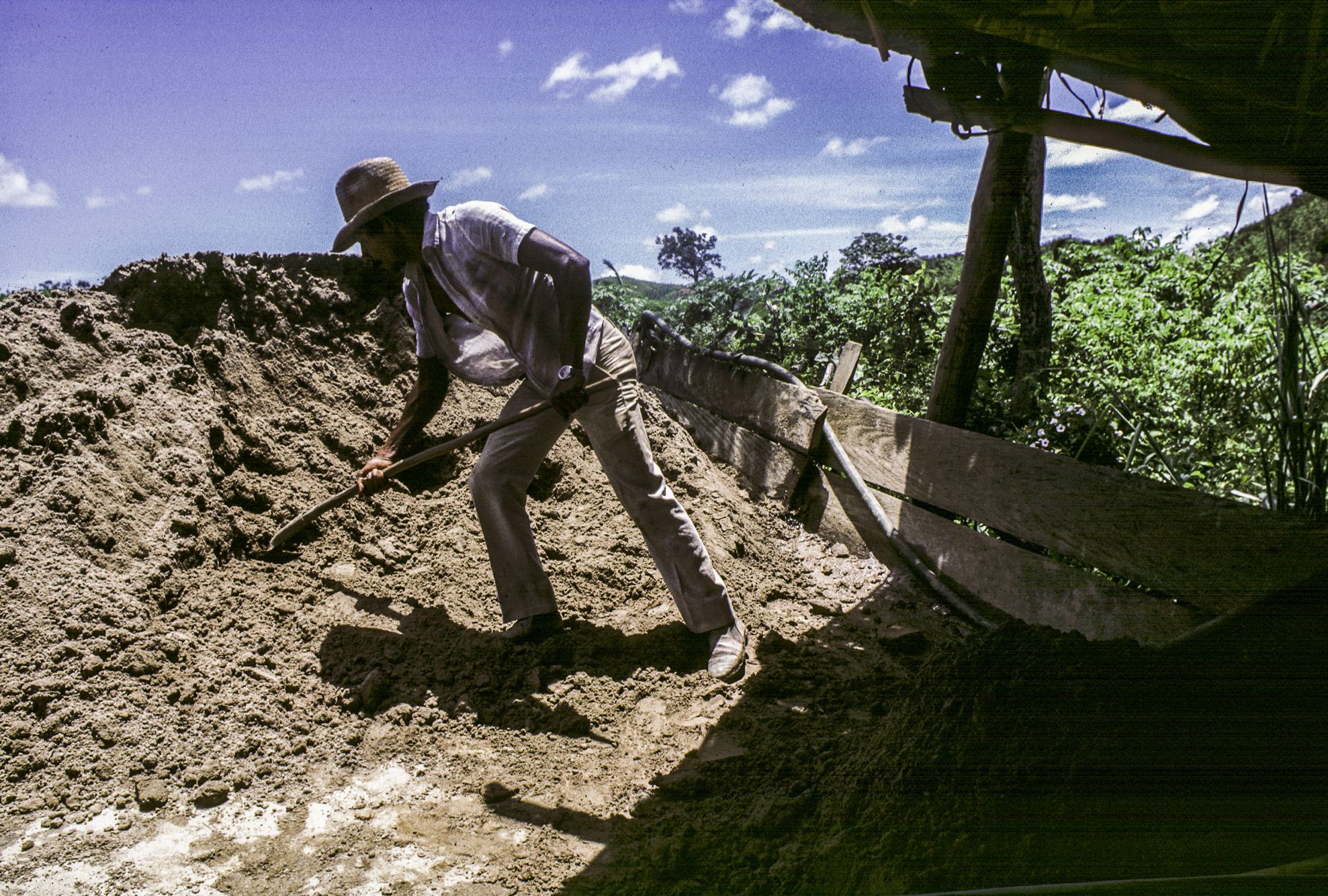 Agua Boa. Christian Cambrais, un agriculteur français installé au Brésil. Les cailloux sont concassés et filtrés pour récupérer les infimes particules d'or.