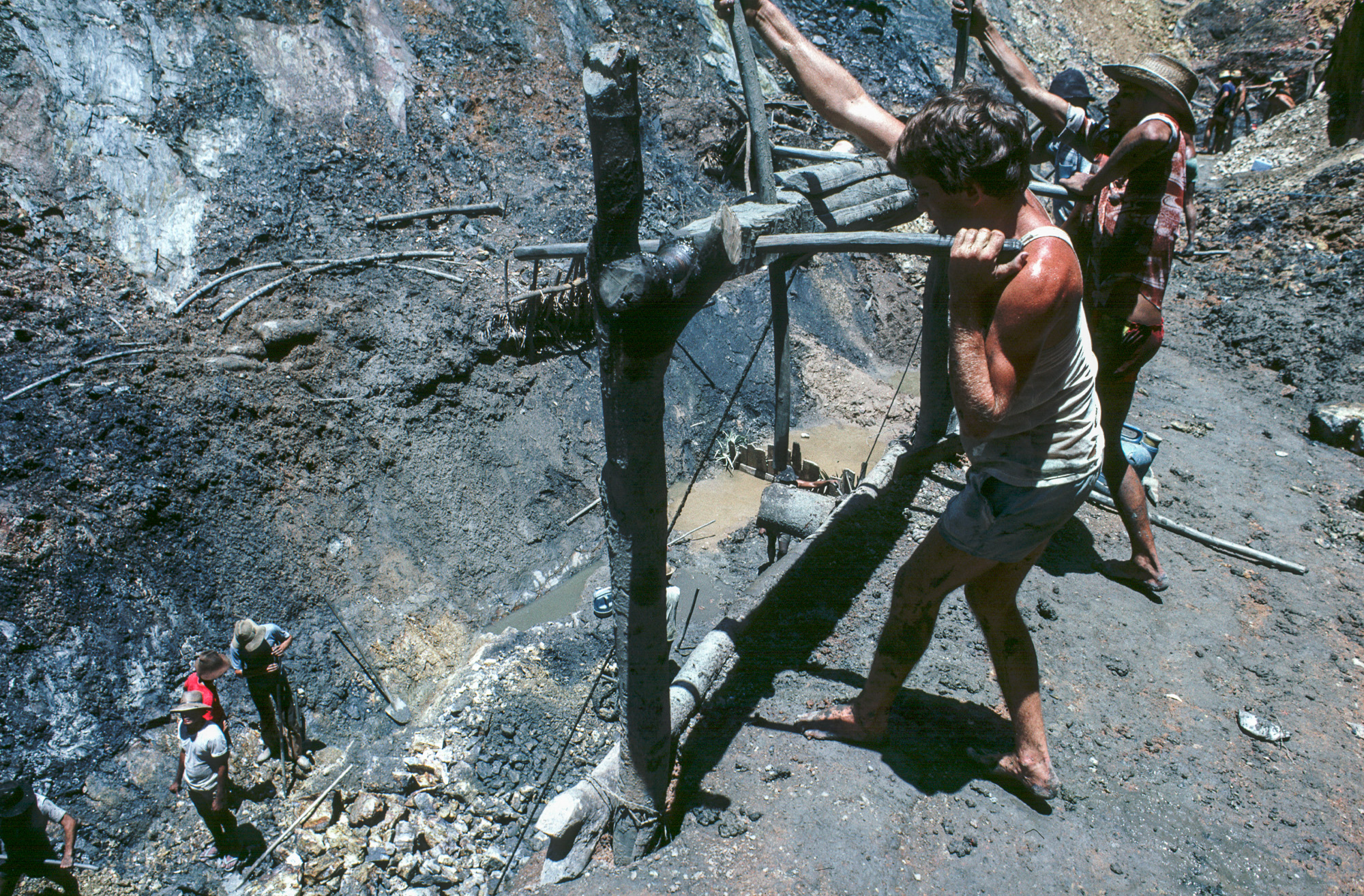 Agua Boa. Christian Cambrais, un agriculteur français installé au Brésil. Visite d'une mine d'or à ciel ouvert. La cailloux sont emontés à l'aide d'une roue à croix.