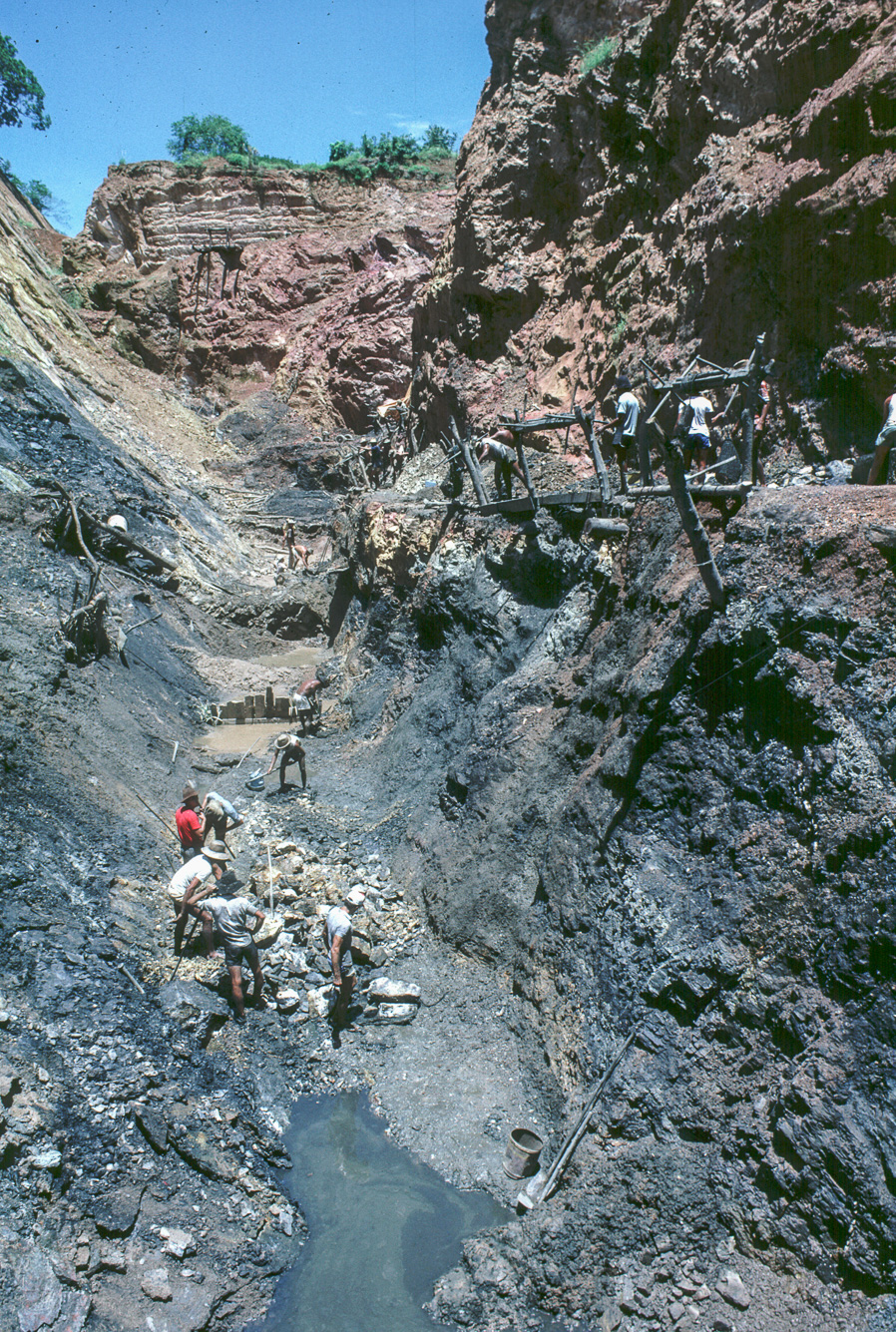 Agua Boa. Christian Cambrais, un agriculteur français installé au Brésil. Visite d'une mine d'or à ciel ouvert.