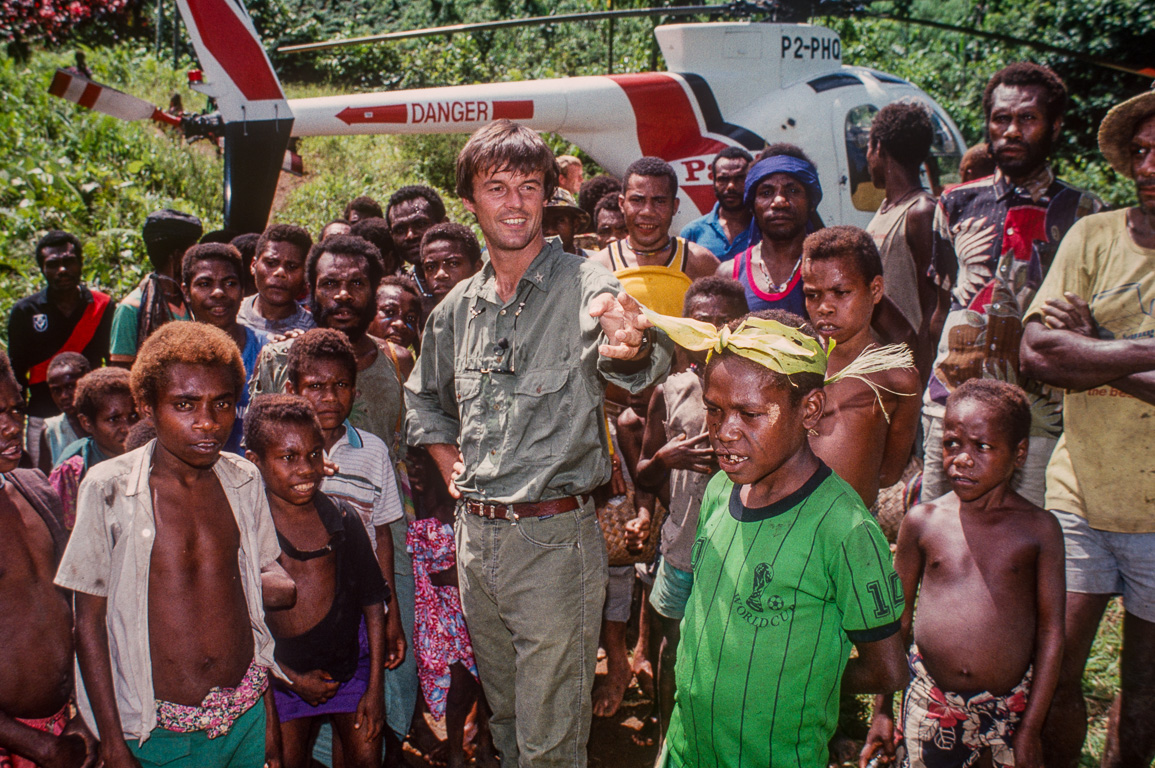 Nicolas Hulot fait une halte à Tuké. La mégadoline de Minyé est située à quelques kuilomètres, dans la jungle des Monts Nakanai.