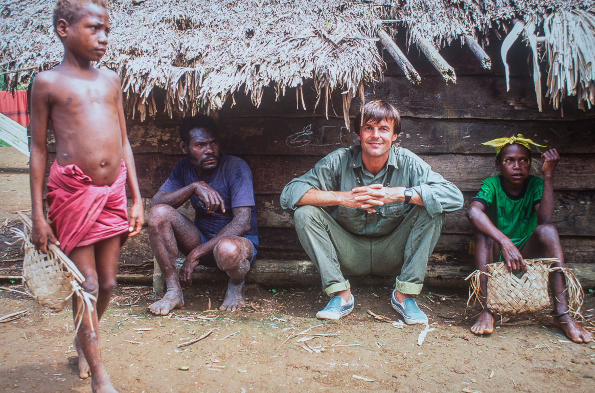 Nicolas Hulot fait une halte à Tuké. La mégadoline de Minyé est située à quelques kuilomètres, dans la jungle des Monts Nakanai.