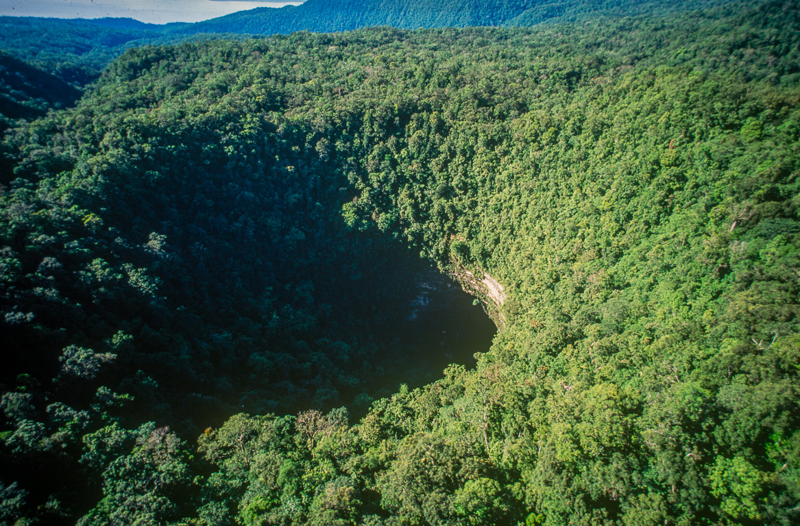 La mégadoline de Minyé, 400m de diamètre et 400m de profondeur, est située dans les Monts Nakanai, en pleine jungle, près du village papou de Tuké.