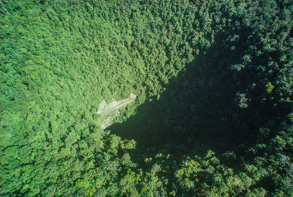 La mégadoline de Minyé, 400m de diamètre et 400m de profondeur, est située dans les Monts Nakanai, en pleine jungle, près du village papou de Tuké.