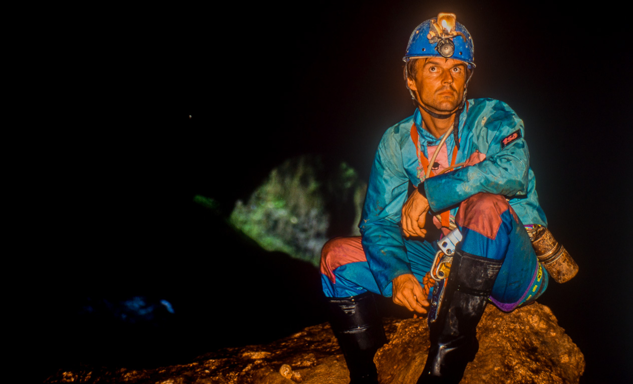 Nicolas Hulot dans la grotte. 200m de hauteur au dessus de sa tête.