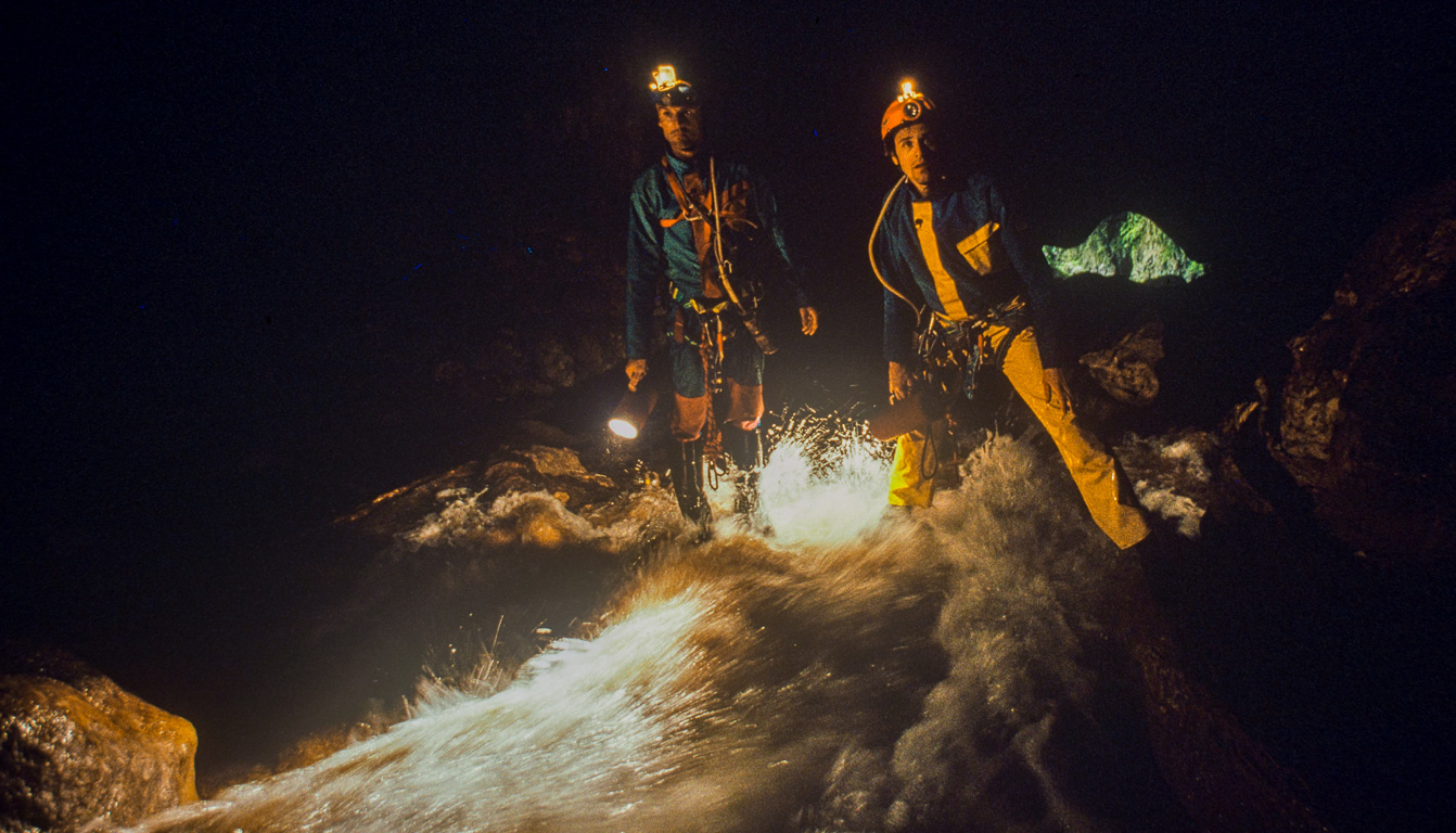Nicolas Hulot et Gérald Favre dans la grotte. 200m de hauteur et la résurgence de la rivière.
