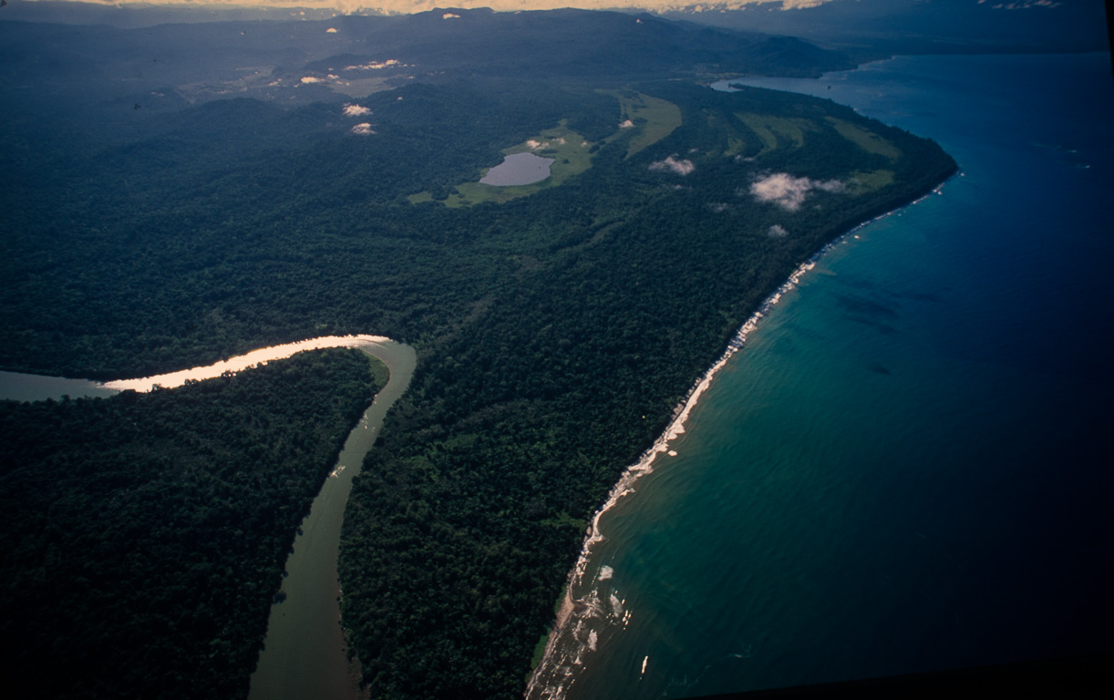 Approche en hélicoptère de la Baie Blancche.