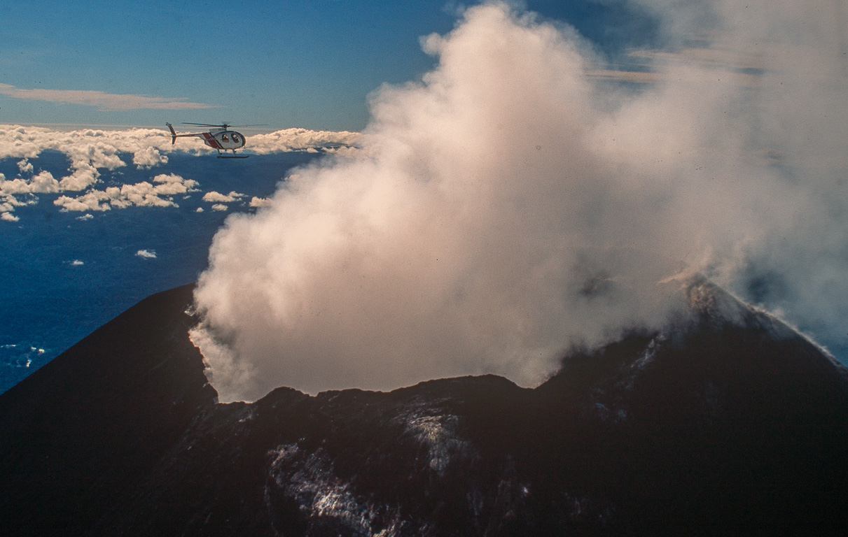 Volcan "le Père" à 2300m d'altitude le mont Ulawun en hélicoptère.