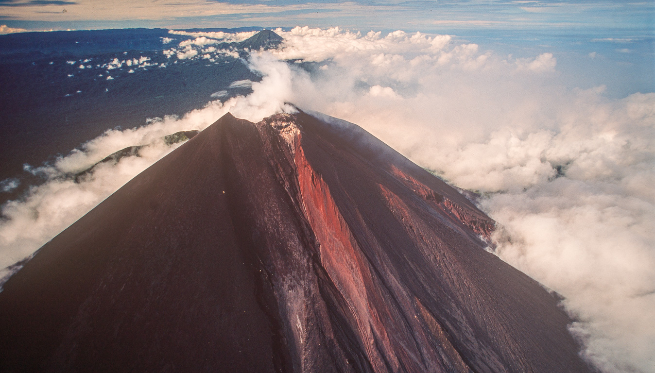 Volcan "le Père" à 2300m d'altitude le mont Ulawun en hélicoptère.