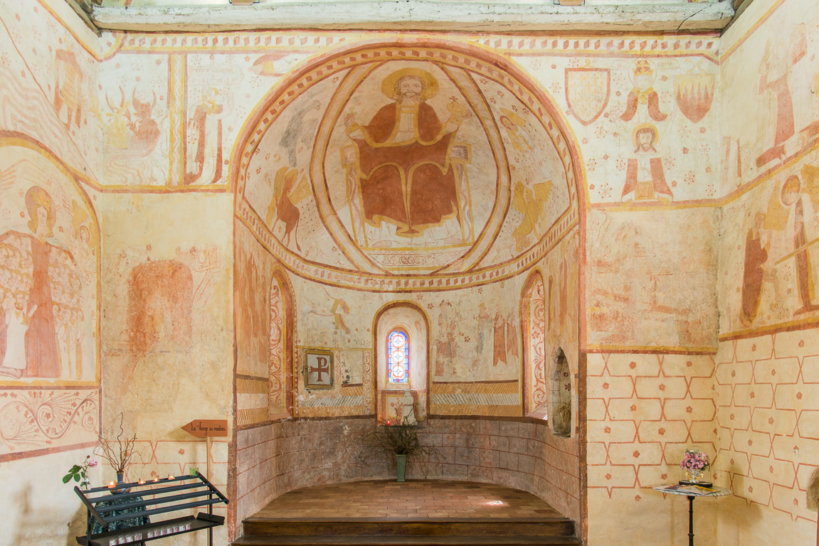 Saint-Cèneri-le-Gerei. Les fresques murales restaurées dans l'église.