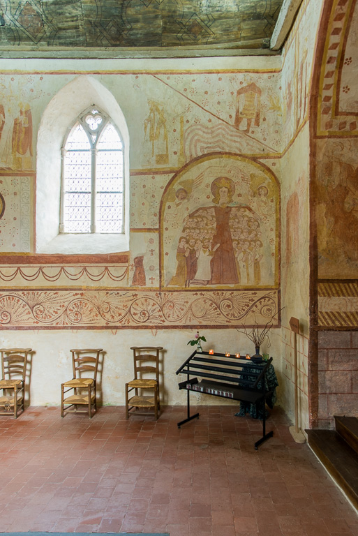 Saint-Cèneri-le-Gerei. Les fresques murales restaurées dans l'église.