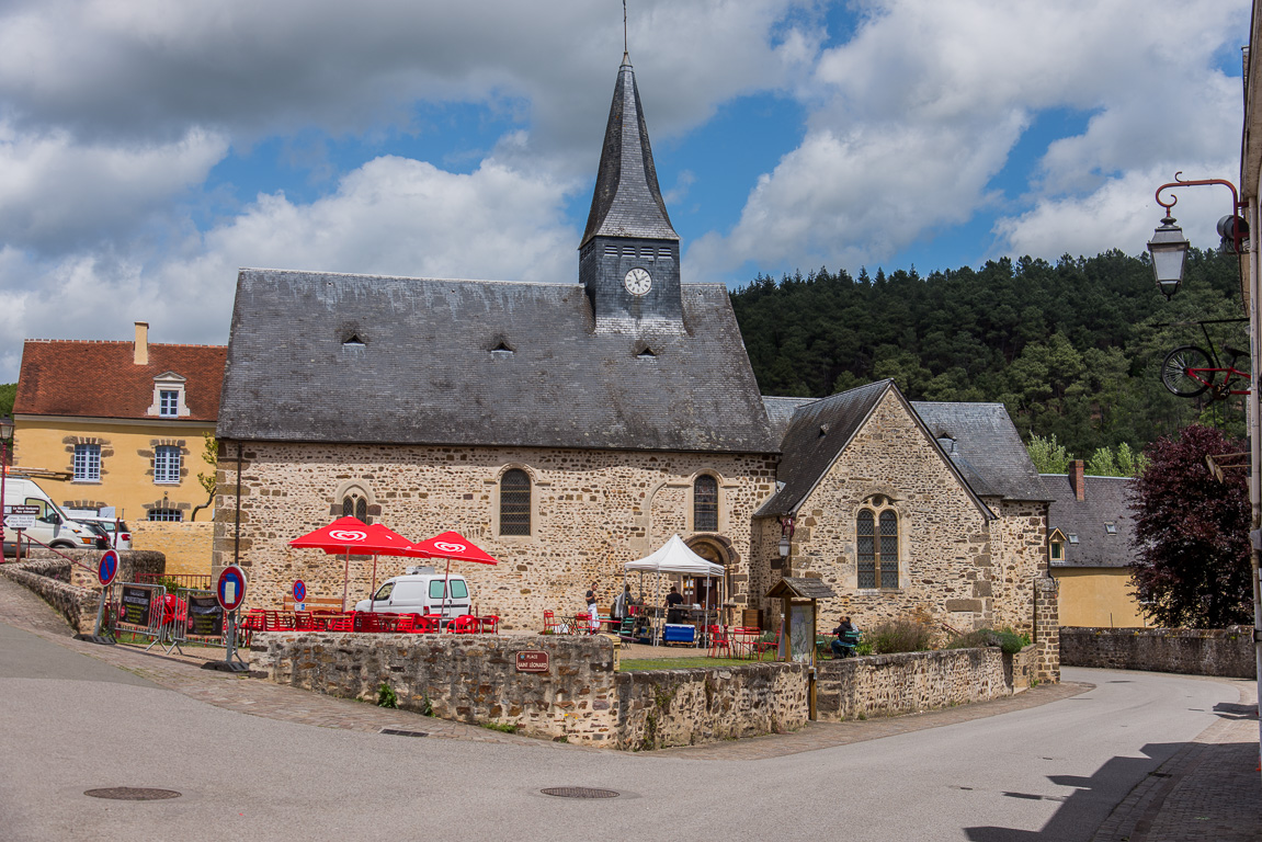 Saint-Léonard-des-Bois.