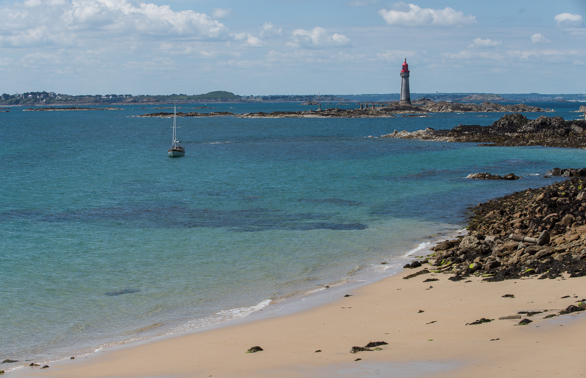 Saint-Malo, île de Cézembre. La plage et le phare du Grand Jardin.