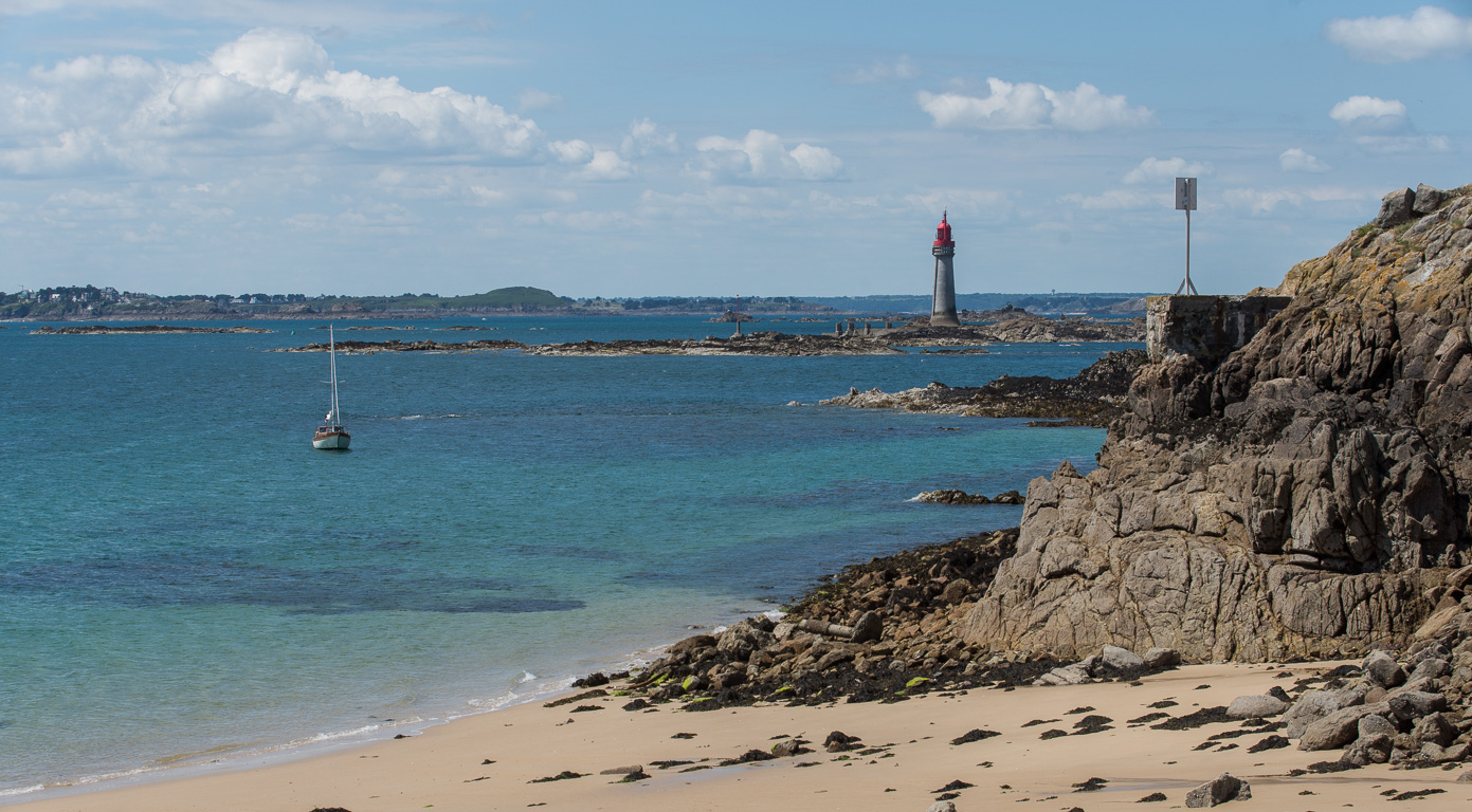Saint-Malo, île de Cézembre. La plage et le phare du Grand Jardin.