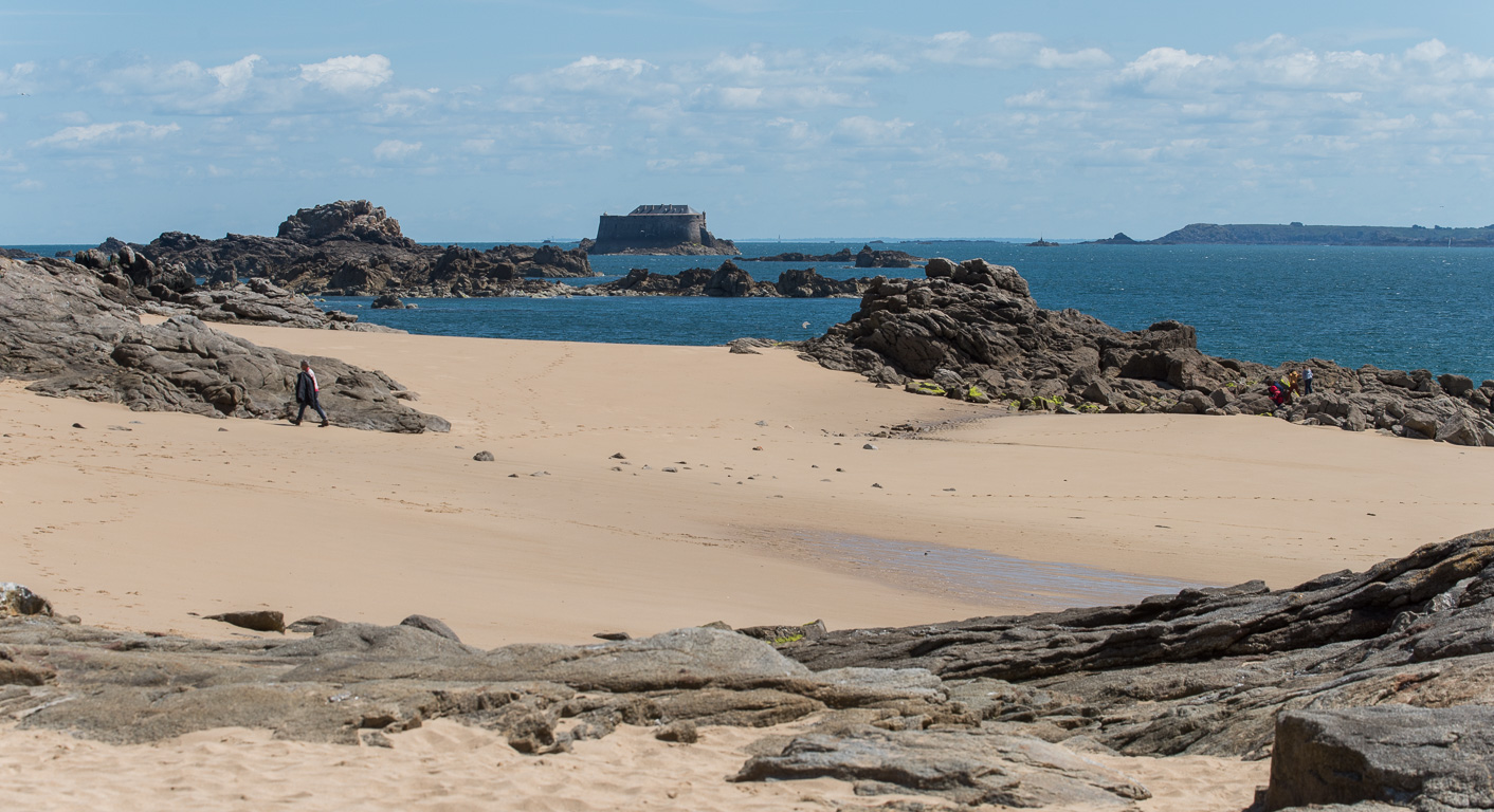 Saint-Malo, île de Cézembre. La plage et le fort de la Conchée.