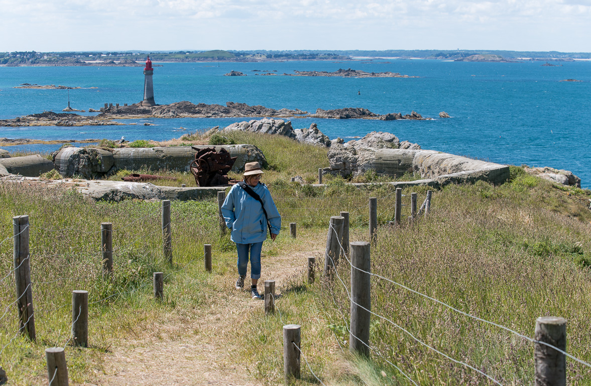 Saint-Malo, île de Cézembre. Visite des vestiges de la Seconde Guerre Mondiale, le phare du Grand  Jardin en arrière plan.