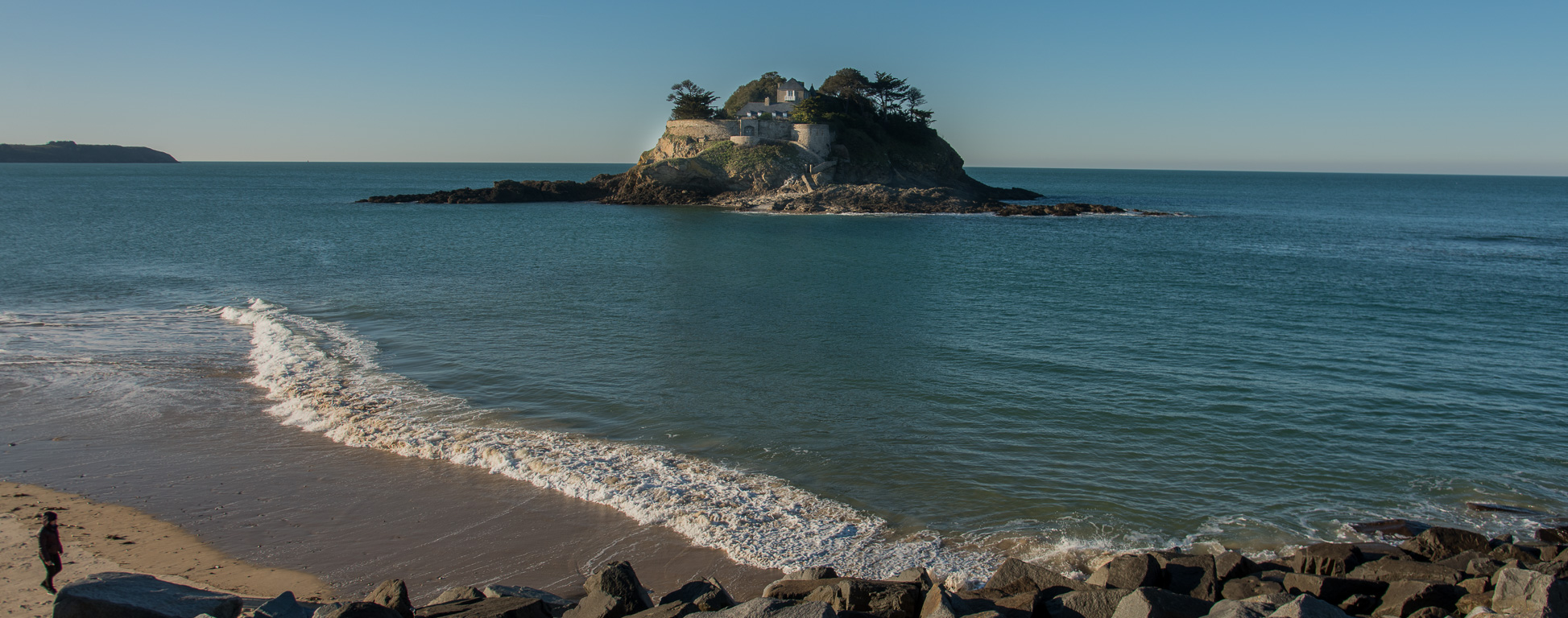 Saint-Coulomb. Plage et île Du Guesclin.