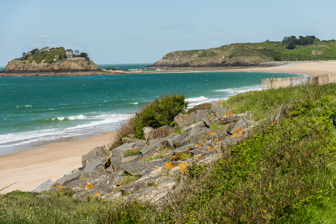 Saint-Coulomb. L'île Du Guesclin entourée des flots.