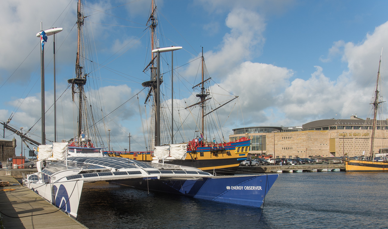 Le catamaran dans le port de Saint-Malo. En arrière plan, son vénérable ancêtre le navire "L'ETOILE DU ROY".