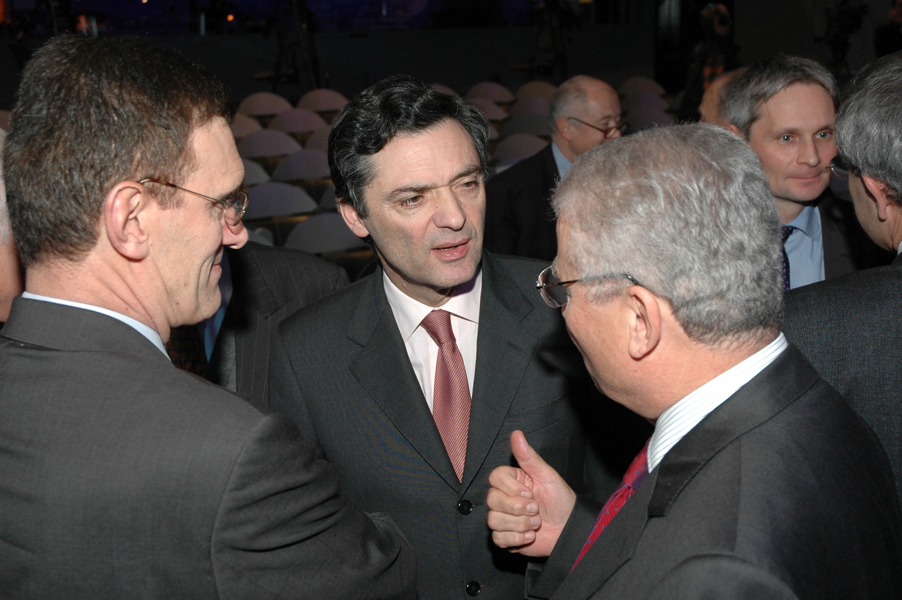 Centre des Congres-La Villette<br />Le Ministre de l'Industrie, Patrick Devedjan, s'offre un bain de foule a la fin du congres.