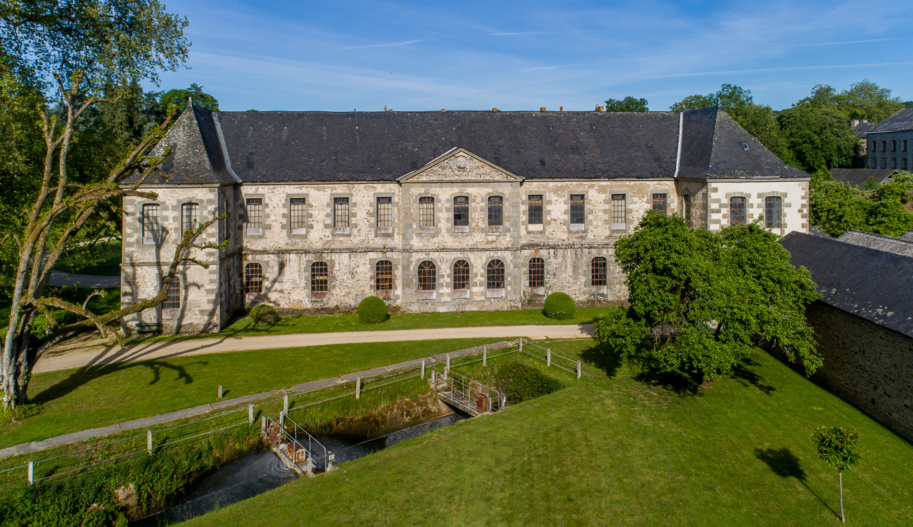 Fontaine Daniel. L'abbaye (est privée et ne peut se visiter qu'en groupes organisés depuis l'O.T.) et les ateliers de tissage de Toile de Mayenne.