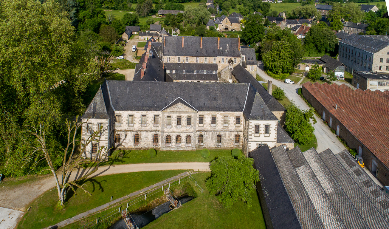 Fontaine Daniel. L'abbaye (est privée et ne peut se visiter qu'en groupes organisés depuis l'O.T.) et les ateliers de tissage de Toile de Mayenne.
