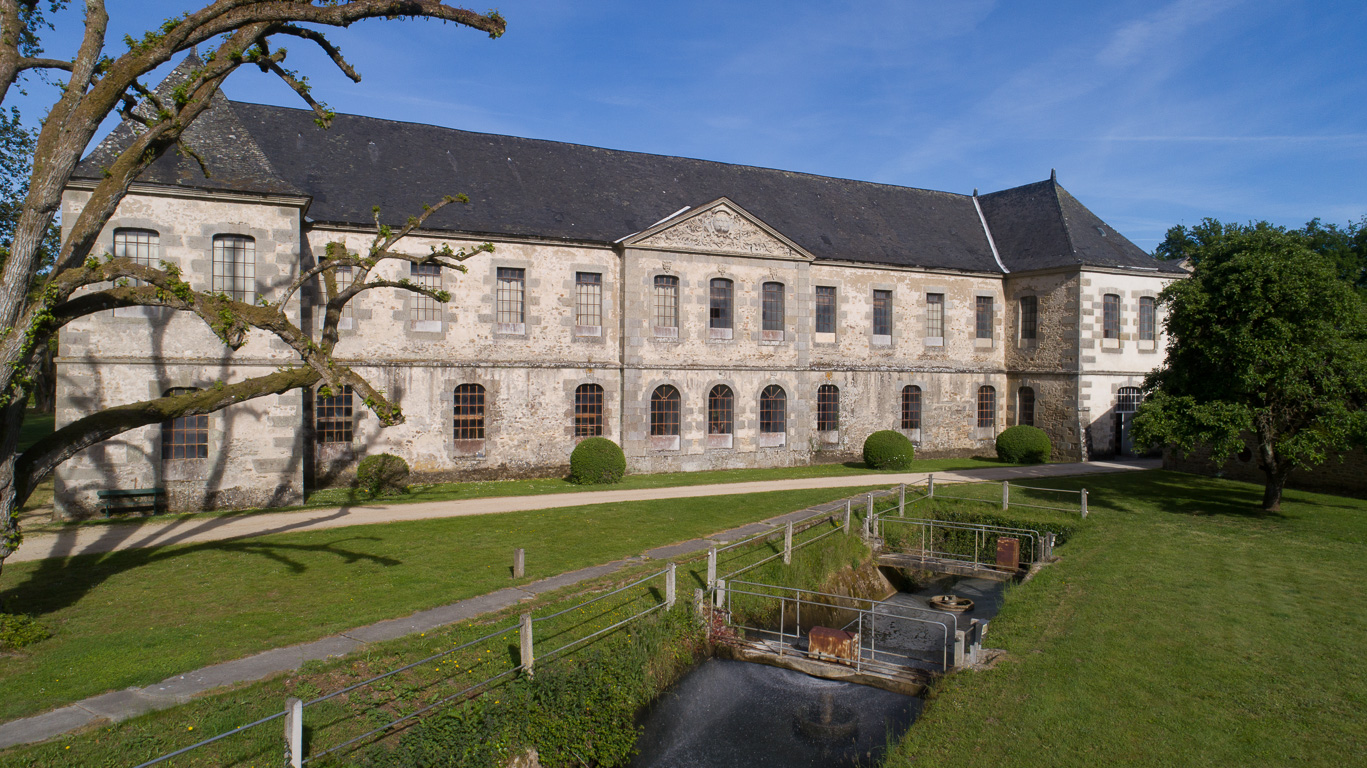 Fontaine Daniel. L'abbaye (est privée et ne peut se visiter qu'en groupes organisés depuis l'O.T.) et les ateliers de tissage de Toile de Mayenne.