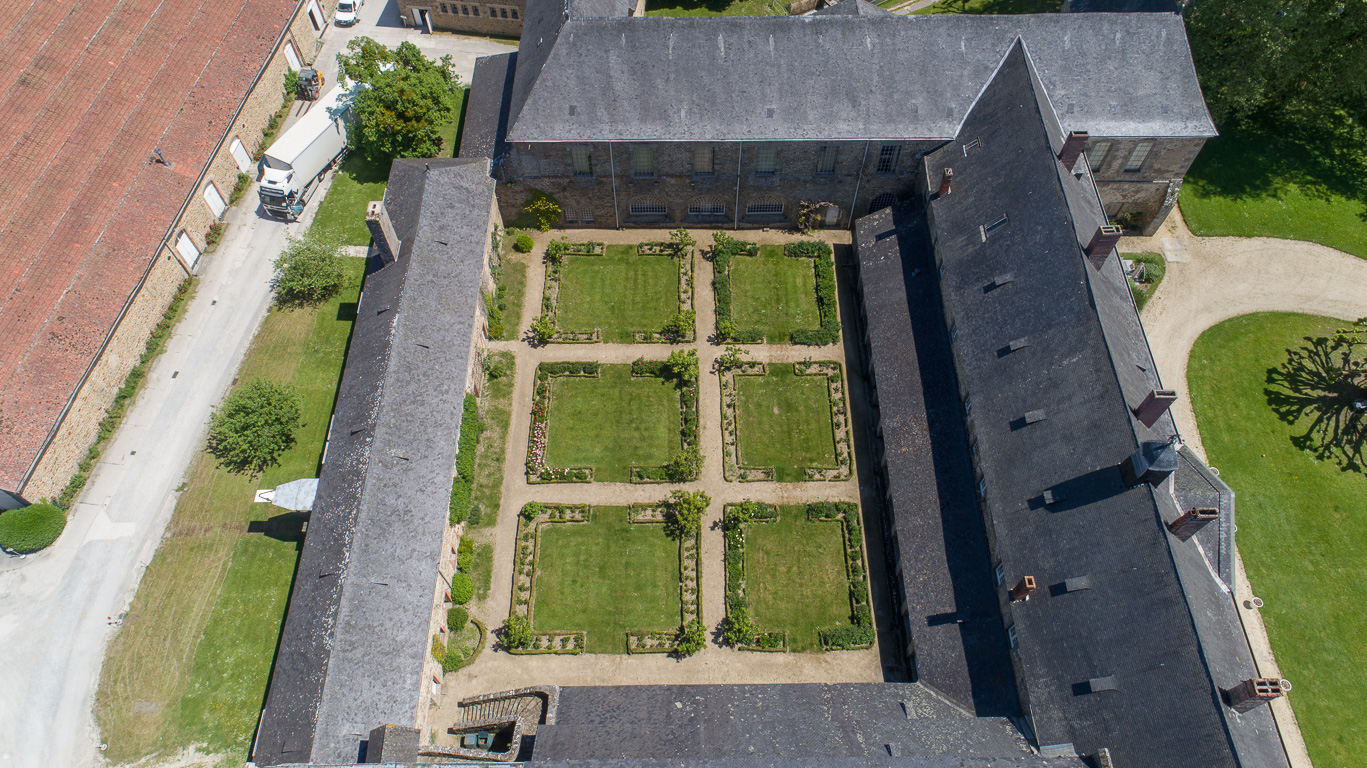 Fontaine Daniel. L'abbaye (est privée et ne peut se visiter qu'en groupes organisés depuis l'O.T.) . Les jardins du cloitre.