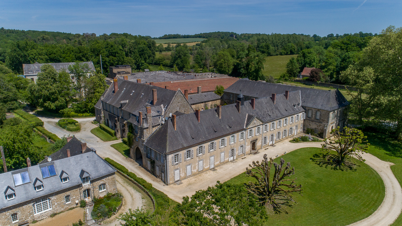 Fontaine Daniel. L'abbaye (est privée et ne peut se visiter qu'en groupes organisés depuis l'O.T.) et les ateliers de tissage de Toile de Mayenne.