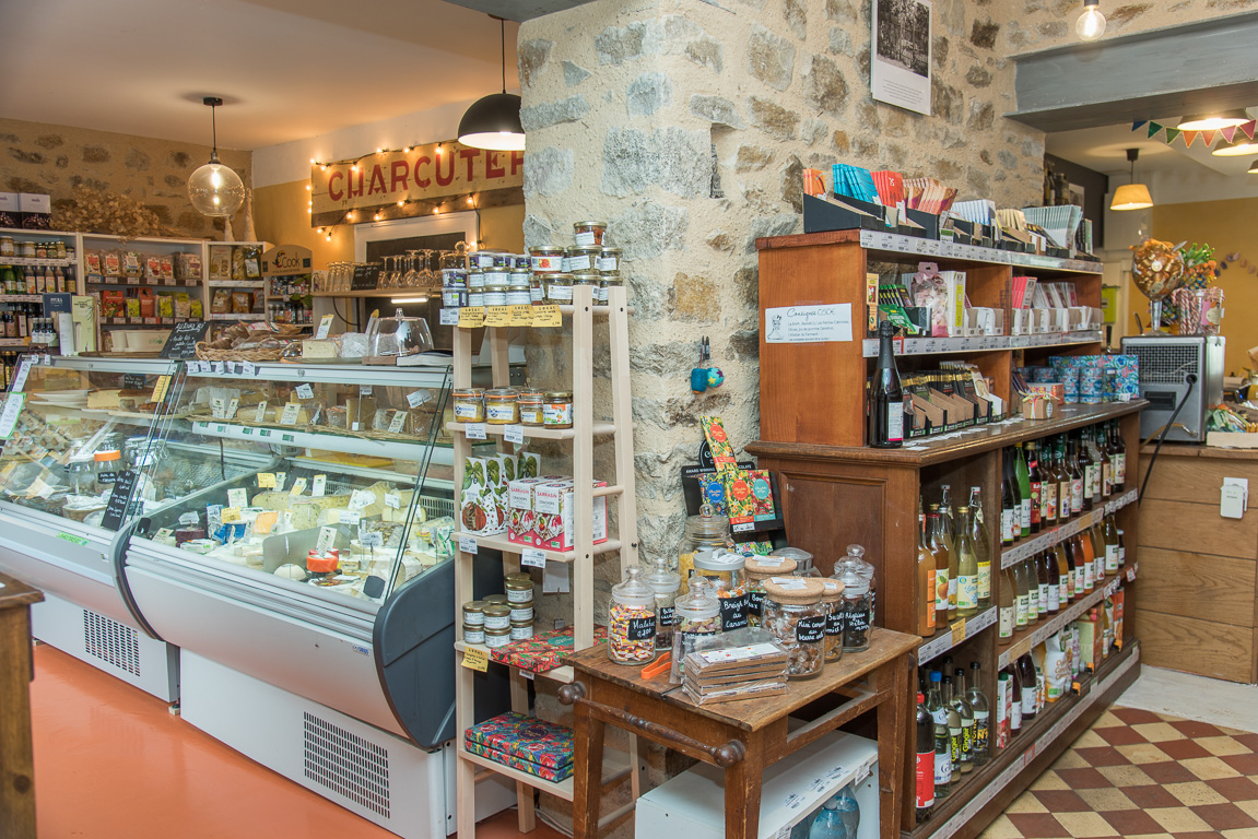 Fontaine-Daniel. L'épicerie du village.