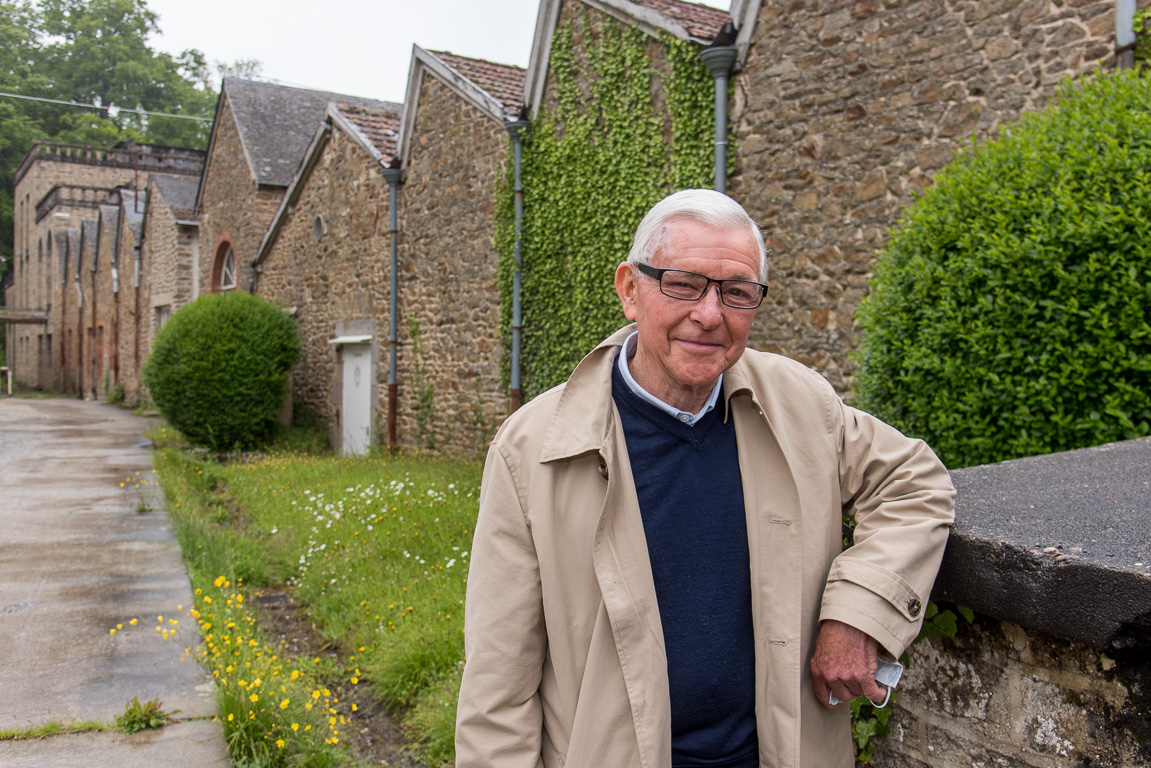 Fontaine-Daniel. Toiles de Mayenne, Daniel Roulette; un ancien de l'entreprise  qui fait le guide  pour des grouopes de visiteurs.