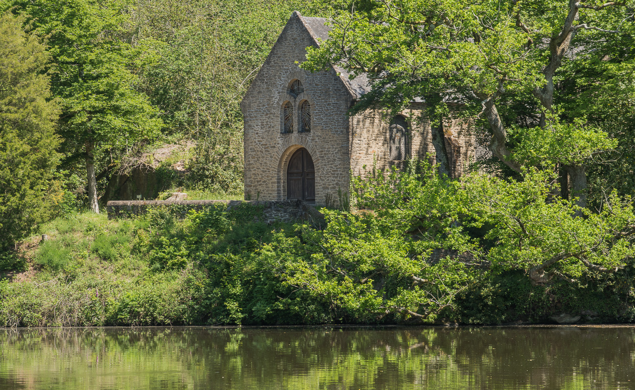 Fontaine Daniel. La petite chapelle au bord de l'étang.