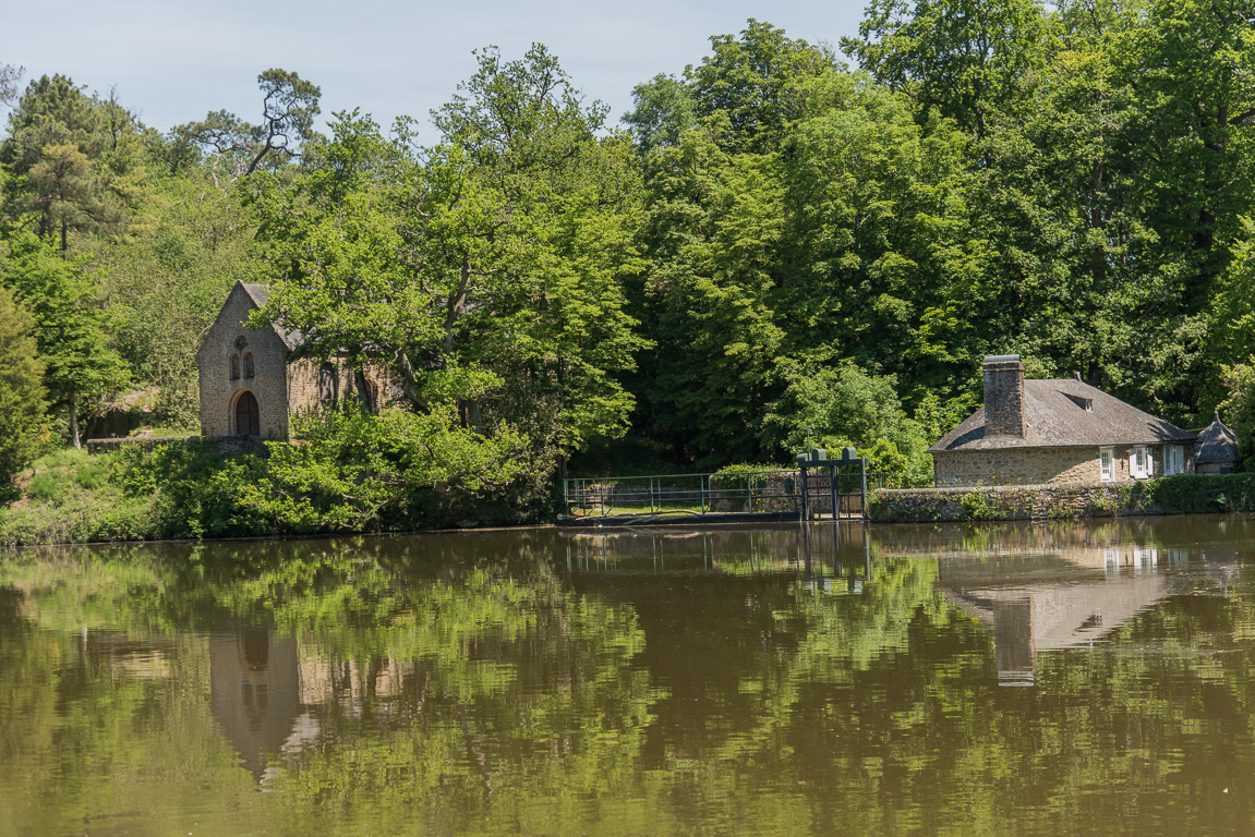 Fontaine Daniel. La petite chapelle au bord de l'étang.